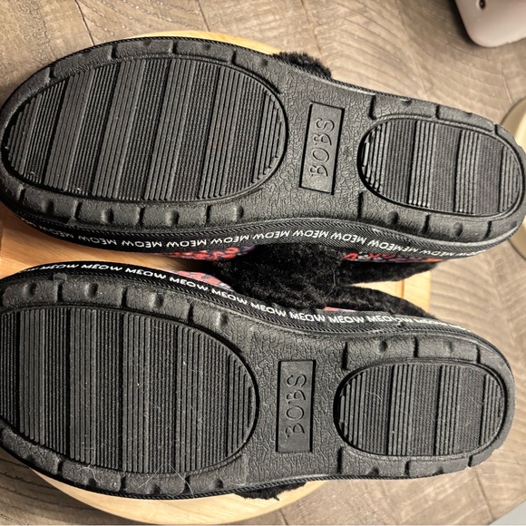 Skechers BOBS Slippers with Black Fur Lining - Picture 4 of 7
